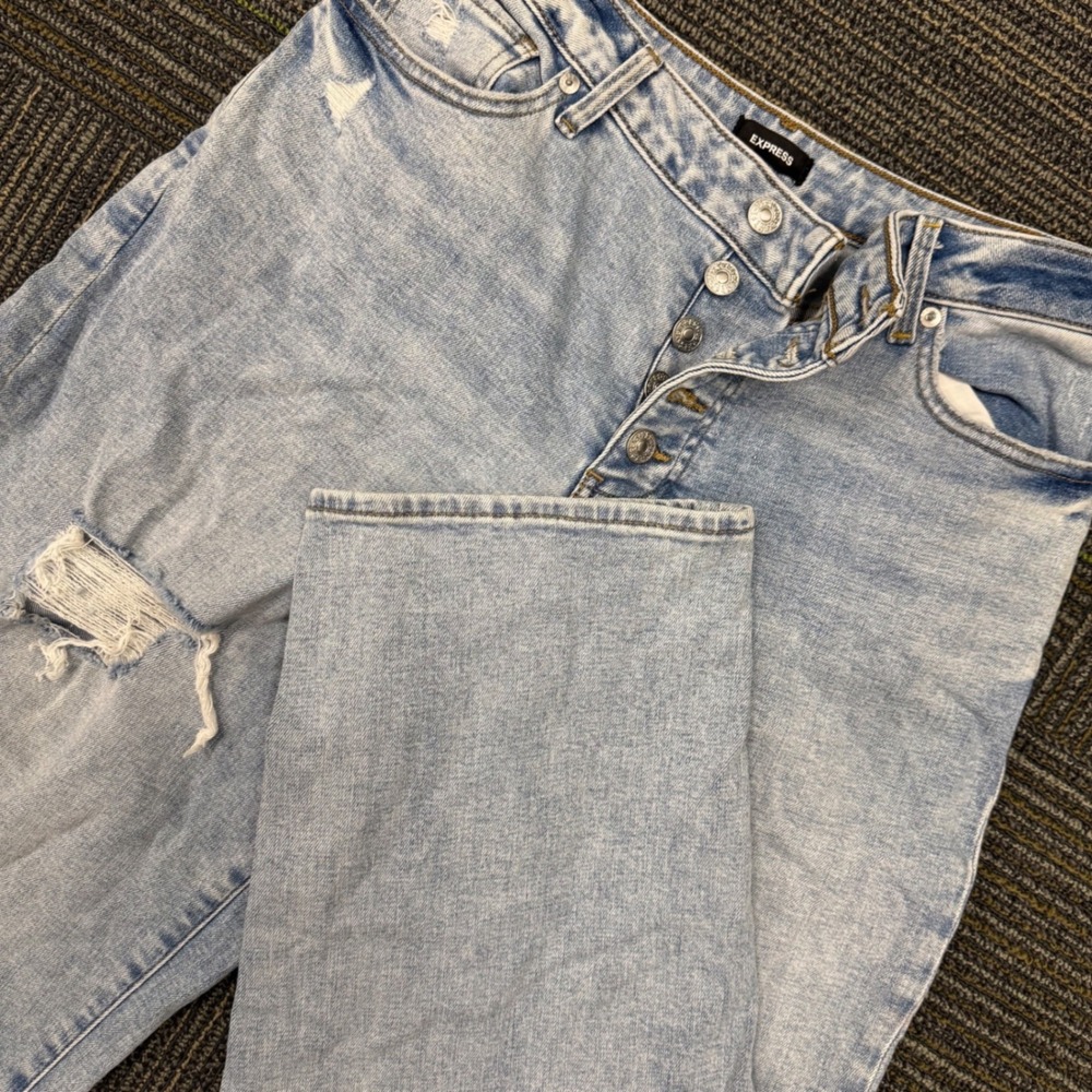 Express Curvy Boyfriend Jeans Womens 10 Light Wash Good Distressed Mid Rise 3925
